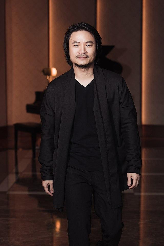 Đạo diễn Hoàng Nhật Nam. Ảnh: FBNV.