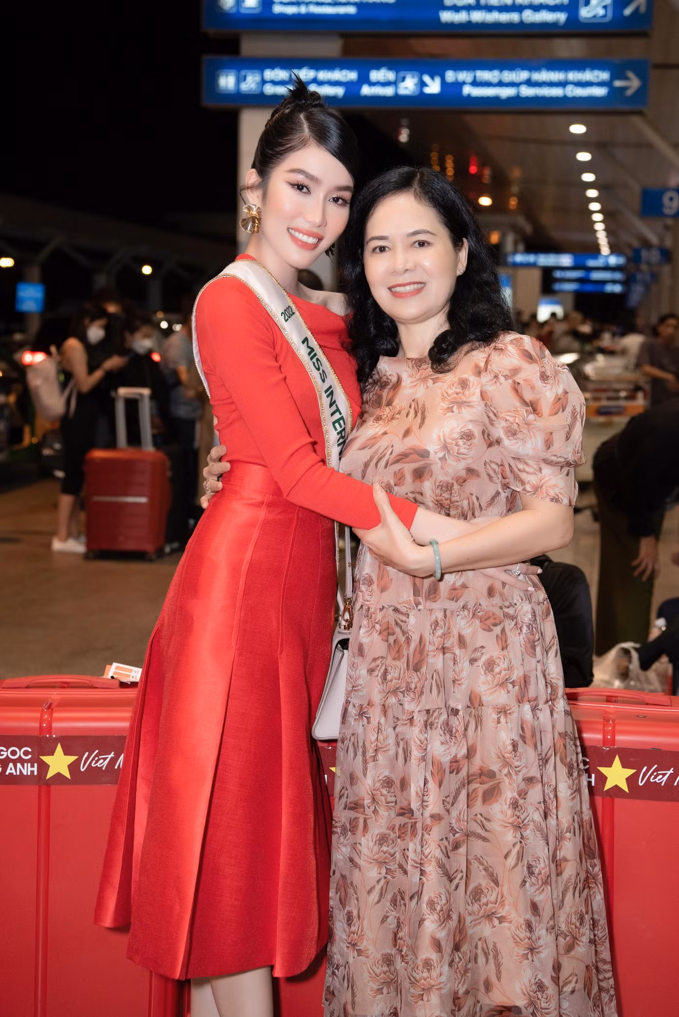 Gia đình và người thân ra sân bay tiễn Phương Anh. Cô xúc động khi chia tay mẹ.