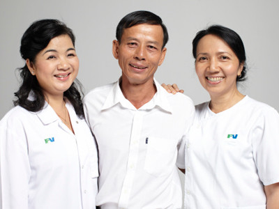 Bác sỹ Trần Thị Phương Thảo (trái), người trực tiếp điều trị cho anh Lê Hữu Tấn