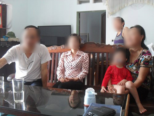Gia đình ông Nguyễn Hữu Nguyệt và cô con dâu (ở giữa) từng kết hôn giả để đi xuất khẩu lao động