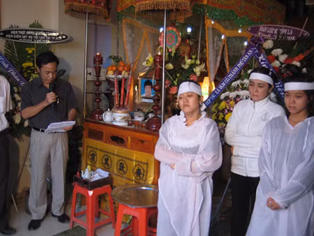 Bà Liễu (đứng giữa)cùng 2 con gái trong lễ tang nhà báo Hoàng Hùng. Ảnh: Internet Bà Liễu (đứng giữa)cùng 2 con gái trong lễ tang nhà báo Hoàng Hùng
