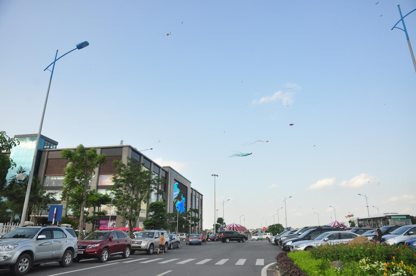 Cả bầu trời Vincom Village thanh bình với những cánh diều vi vu trong gió. Cả bầu trời Vincom Village thanh bình với những cánh diều vi vu trong gió