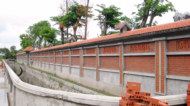Khu tường bao quanh thửa đất rộng hơn 4.000m2 của ông Bùi Thanh Tùng - Ảnh: Hải Phong (Tuổi Trẻ). Khu tường bao quanh thửa đất rộng hơn 4.000m2 của ông Bùi Thanh Tùng - Ảnh: Hải Phong (Tuổi Trẻ)