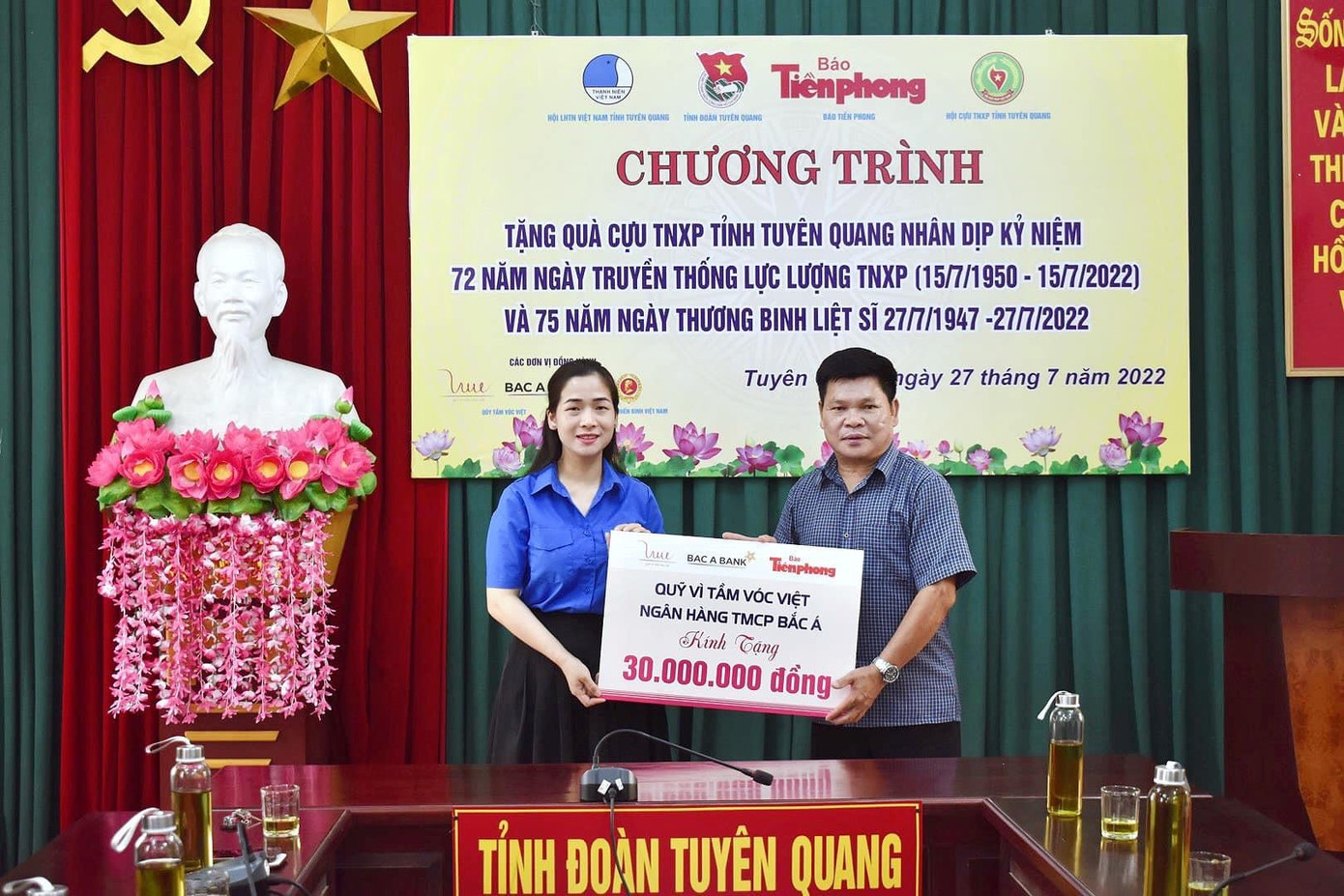 Đồng chí Dương Minh Nguyệt, Uỷ viên Ban Thường vụ T.Ư Đoàn, Tỉnh uỷ viên, Bí thư Tỉnh Đoàn Tuyên Quang đại diện cho Quỹ Vì Tầm Vóc Việt, BAC A BANK và các đơn vị phối hợp trao quà cho Hội Cựu TNXP tỉnh.