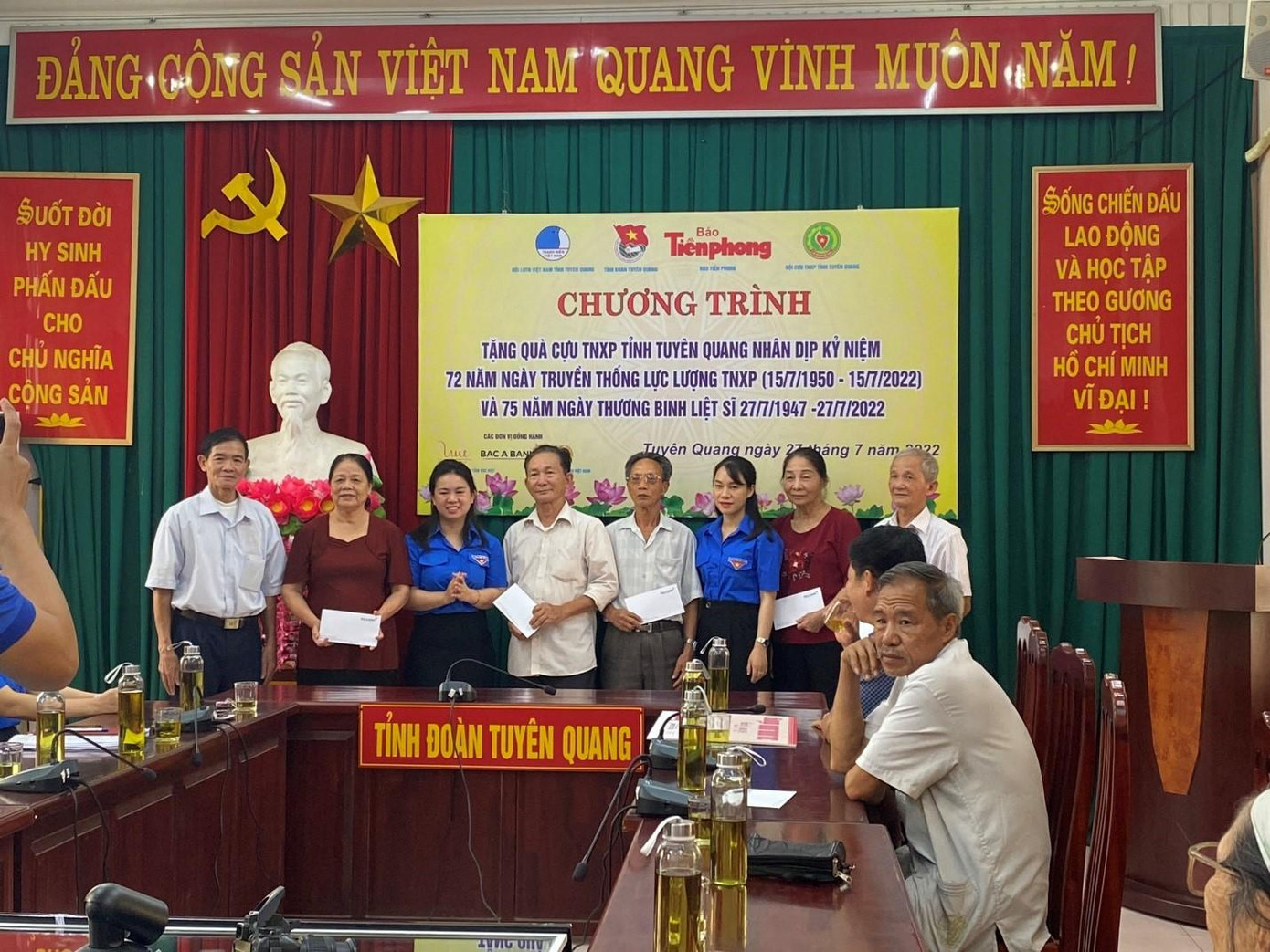 Quang cảnh buổi thăm hỏi, tặng quà