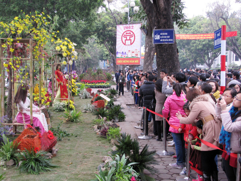 Năm nay, phố hoa được trang trí, trưng bày trên vỉa hè