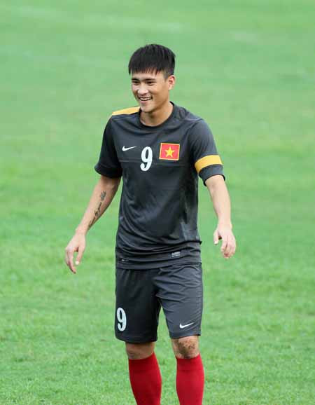 Công Vinh sau khi cáu kỉnh vì bị thay ra sớm ở trận khai mạc đã vui vẻ trở lại