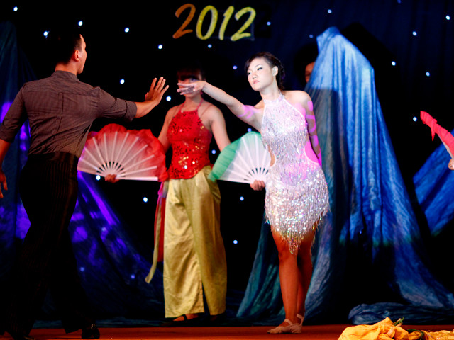 từ nét nhẹ nhàng của điệu múa chim công, Mai Hương đưa khán giả đến màn khiêu vũ Latinh