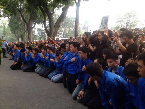 Sinh viên tình nguyện quỳ xuống tiễn biệt người. Sinh viên tình nguyện quỳ xuống tiễn biệt người
