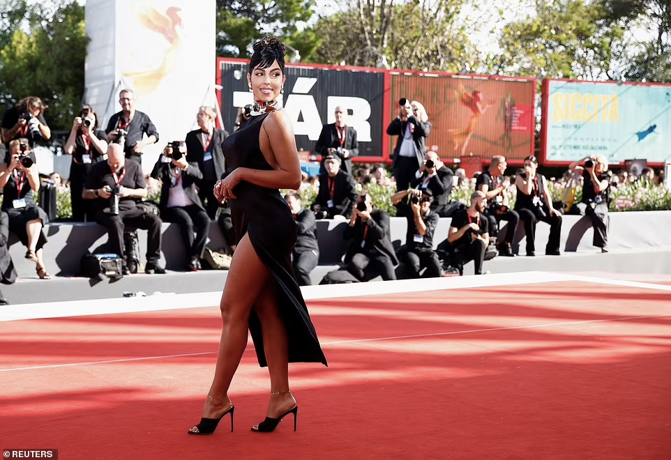 Người đẹp sinh năm 1994 xuất hiện kiêu sa trên thảm đỏ LHP Venice lần thứ 79 với buổi công chiếu phim "Tar" của đạo diễn người Mỹ Todd Field.