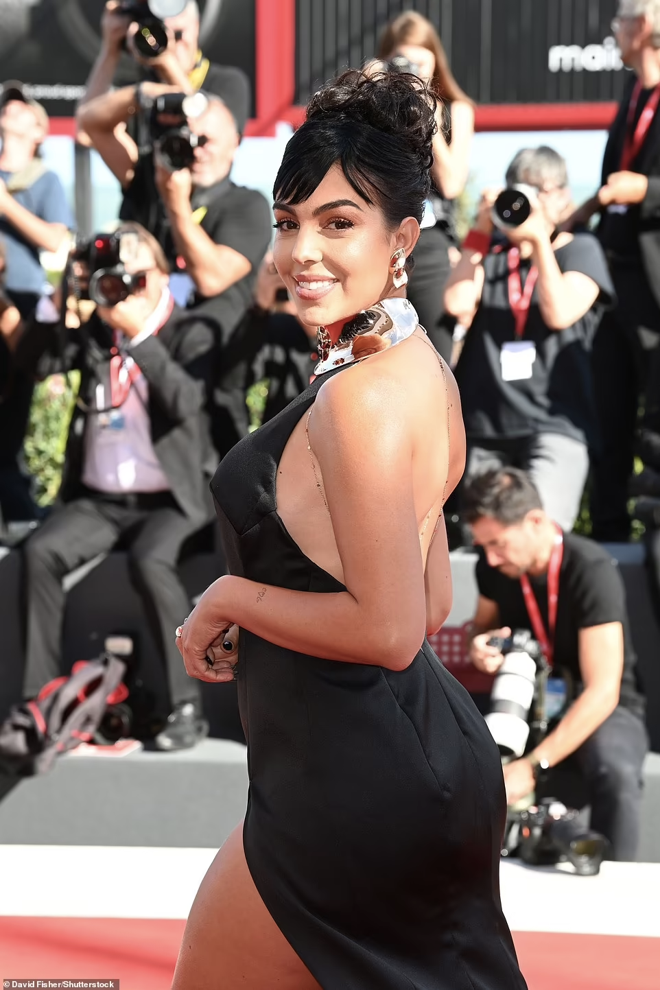 Cô vừa sinh đứa con thứ 5 (bé Bella Esmeralda) cho bạn trai cách đây hơn 4 tháng và đây cũng là con gái chung thứ 2 của cặp đôi.