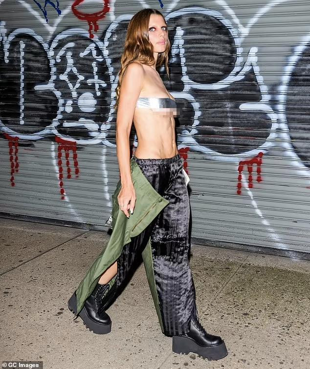 Tình cũ của Kanye West gây sốc khi mặc hở toàn bộ phần thân trên, chỉ che phần đầu ngực nhạy cảm khi xuống phố.