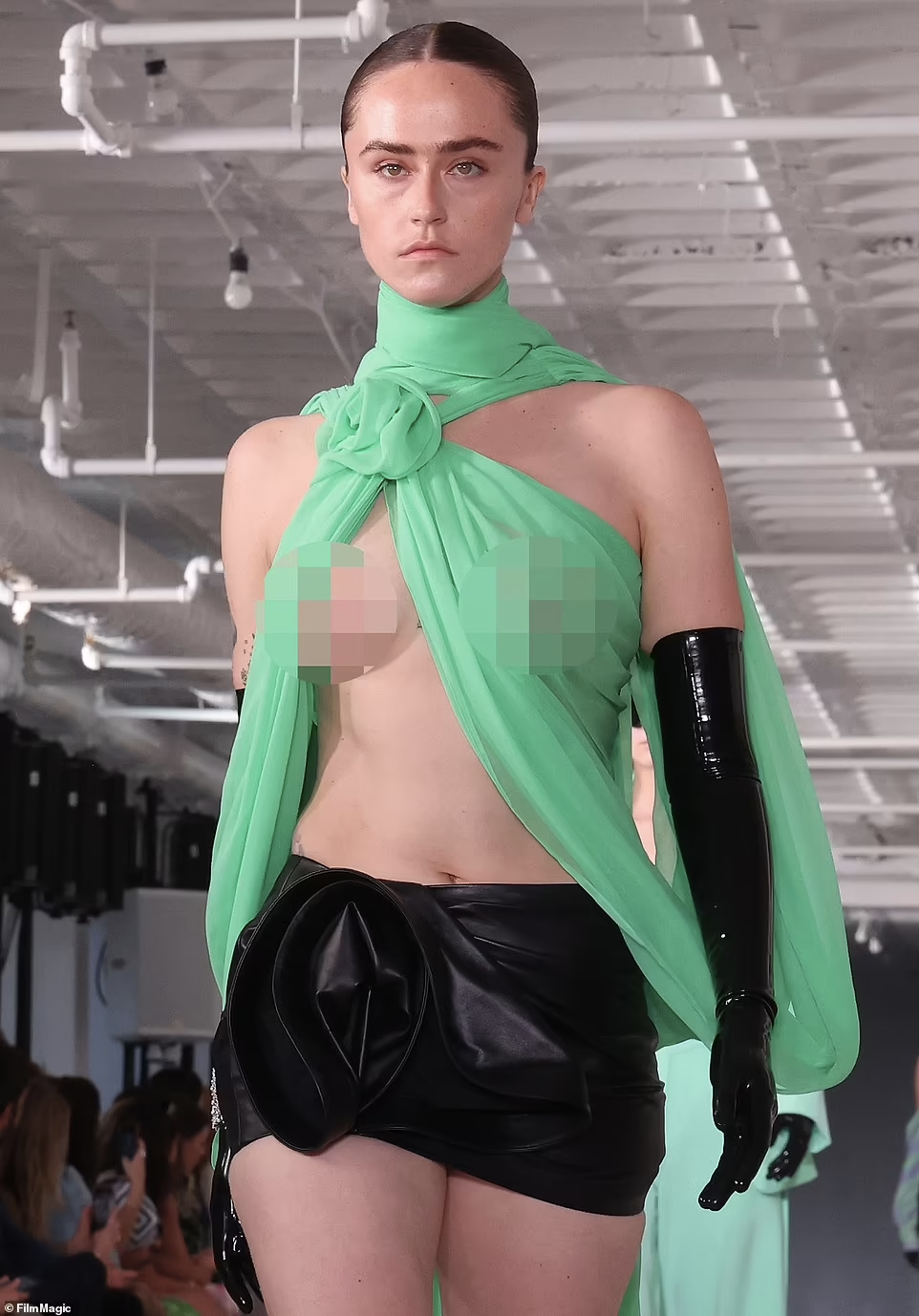 Ella Emhoff lộ toàn bộ ngực trên sàn diễn