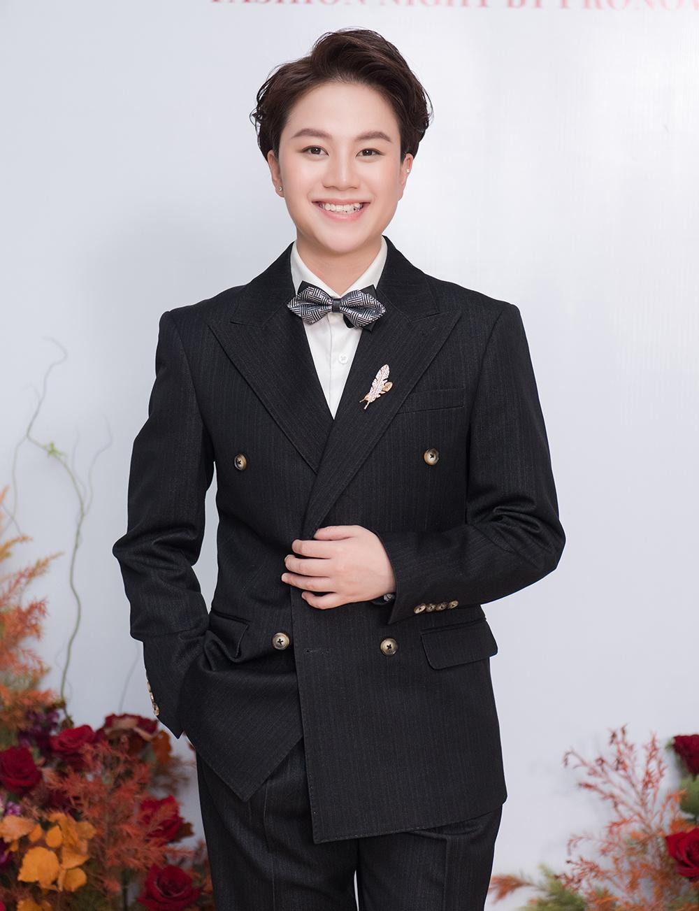 Diễn viên Bảo Hân diện suit lịch lãm.