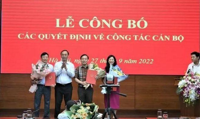 Ông Nguyễn Xuân Cường nhận quyết định giữ chức Cục trưởng Cục Đường bộ Việt Nam. Ảnh: ANTĐ Ông Nguyễn Xuân Cường nhận quyết định giữ chức Cục trưởng Cục Đường bộ Việt Nam. Ảnh: ANTĐ