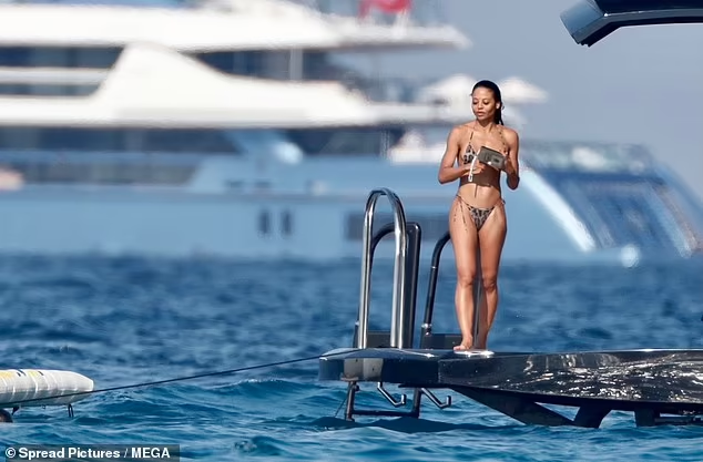 Bà mẹ 2 con khoe dáng với bikini trong kỳ nghỉ gia đình ở St. Tropez (Pháp) tháng trước. Cô đã trở thành nữ hầu tước da màu đầu tiên của Anh sau khi kết hôn với Ceawlin Thynn - doanh nhân giàu có người Anh, đồng thời là con trai của hầu tước xứ Weymouth đời thứ 7 - Alexander Thynn vào năm 2013.