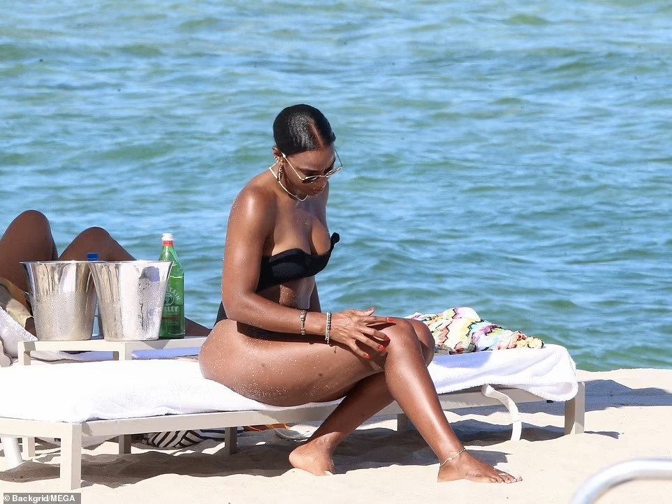 Sau khi rời nhóm Destiny's Child vào năm 2002, Kelly Rowland thực hiện album đầu tay Simply Deep và nhanh chóng bán được hơn 2 triệu bản trên toàn thế giới chỉ trong vài tuần.