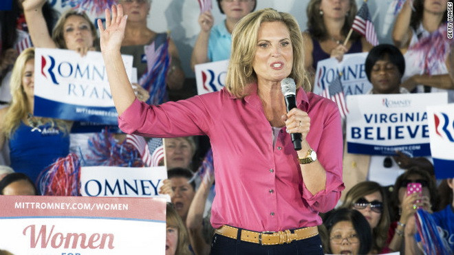 Bà Ann Romney trông rất trẻ trung năng động trong bộ sơmi, quần tây giản dị