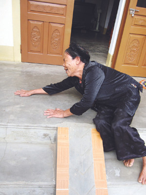 Bà Duân đau đớn nghe tin con mất tích