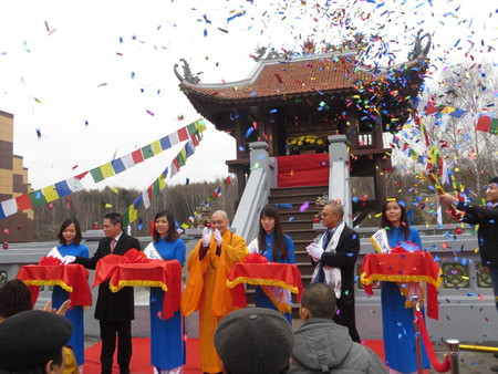 Cắt băng khánh thành Chùa