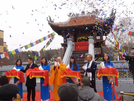 Cắt băng khánh thành Chùa