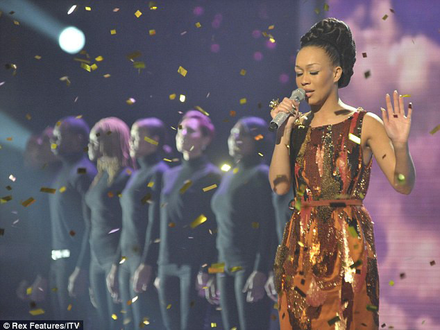 Á quân Rebecca Fergurson trong một phần trình diễn của mình đêm chung kết.