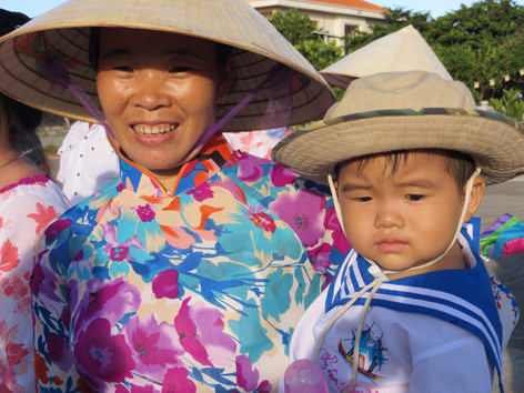 Các bé trên đảo Trường Sa Lớn cùng ba mẹ giữ đảo