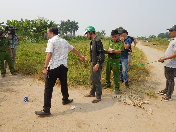 Công an dẫn giải 2 nghi phạm thực nghiệm hiện trường vụ giết nam sinh chạy Grab ảnh 3