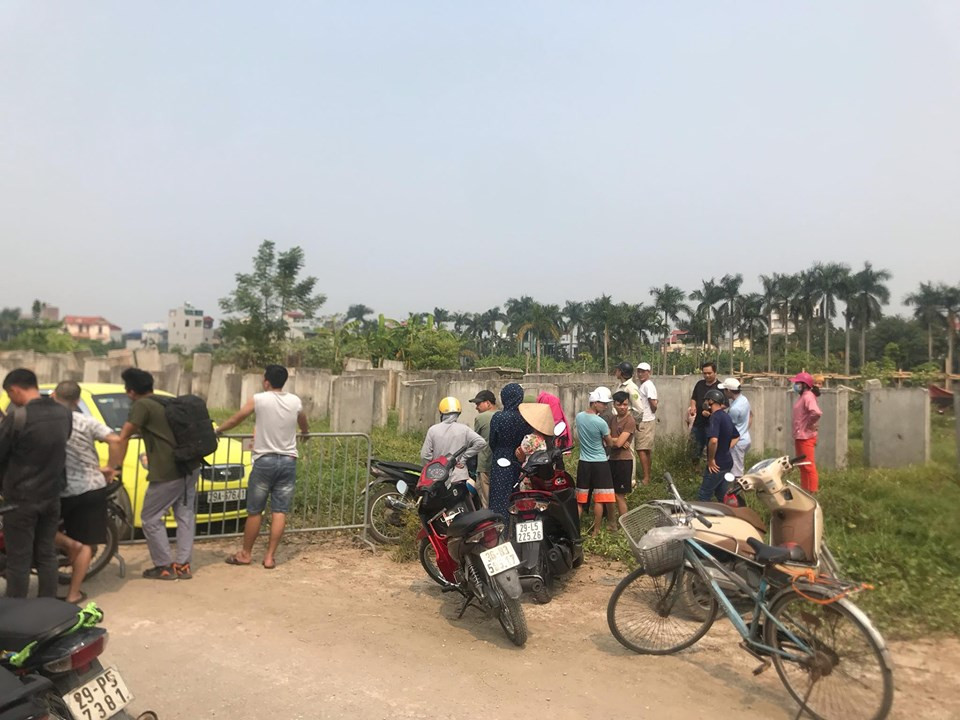 Công an dẫn giải 2 nghi phạm thực nghiệm hiện trường vụ giết nam sinh chạy Grab ảnh 2