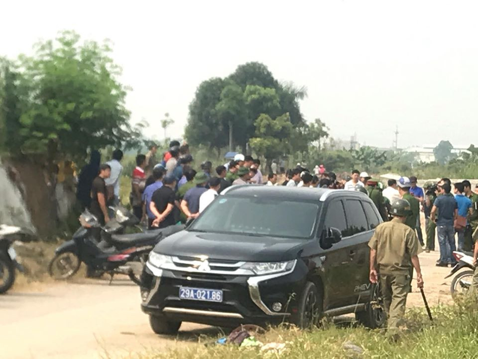 Công an dẫn giải 2 nghi phạm thực nghiệm hiện trường vụ giết nam sinh chạy Grab ảnh 4