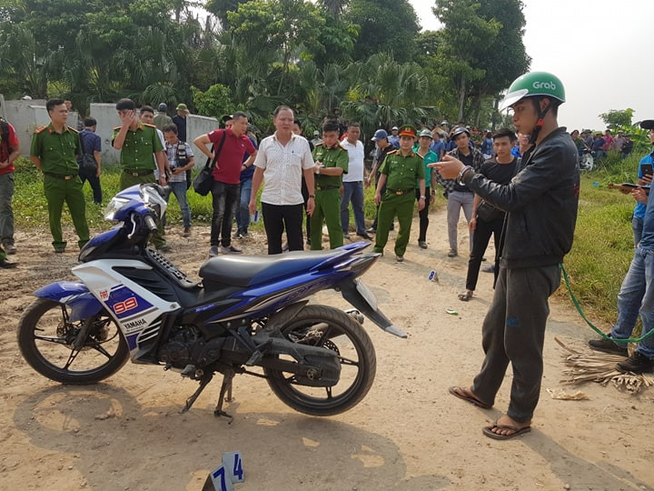 Công an dẫn giải 2 nghi phạm thực nghiệm hiện trường vụ giết nam sinh chạy Grab ảnh 1
