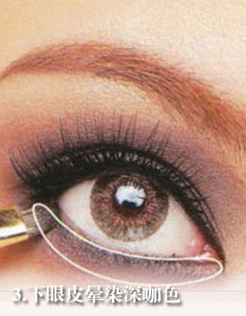 7 bước dễ dàng để biến thành Angelababy Dùng gam cafe sẫm để đánh lót nền toàn bộ bầu mắt. Dùng gam sẫm hơn để nhấn vào khu vực trung tâm bầu mắt. Phần mi phía dưới kẻ gam cafe sẫm. Lấy gam trắng tạo điểm nhấn ở hai bên khóe mắt. Dùng chì đen kẻ đều bao quanh trên và dưới mắt Dùng phấn hồng phớt thoa đều và trang điểm phần gò má cao hơi sẫm Sử dụng tông màu nude để tạo cho bờ môi vẻ tự nhiên và gợi cảm.