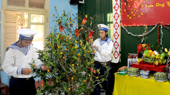 Các chiến sĩ Trường Sa chuẩn bị đón xuân. Các chiến sĩ Trường Sa chuẩn bị đón xuân