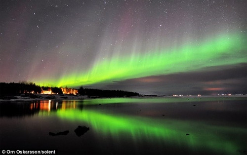 Cực quang ở phía Nam Iceland Cực quang ở gần thành phố Trondheim Nauy Cực quang ở gần thành phố Tromsoe, Bắc Nauy Hình ảnh cực quang ở Alnwick, Northumberland, Vương quốc Anh – nơi cực quang hiếm xuất hiện Vùng đất hoang Pennine tại vùng biên giới giữa County Durham và North Yorkshire Thị trấn Lakselv ở Porsanger Fjord, Nauy Donegal, Ireland