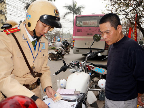 Thông tư 11 xử phạt xe không sang tên đổi chủ có thể sẽ bị vô hiệu sau hơn 2 tháng ban hành. Ảnh: Ngọc Thắng. Thông tư 11 xử phạt xe không sang tên đổi chủ có thể sẽ bị vô hiệu sau hơn 2 tháng ban hành. Ảnh: Ngọc Thắng