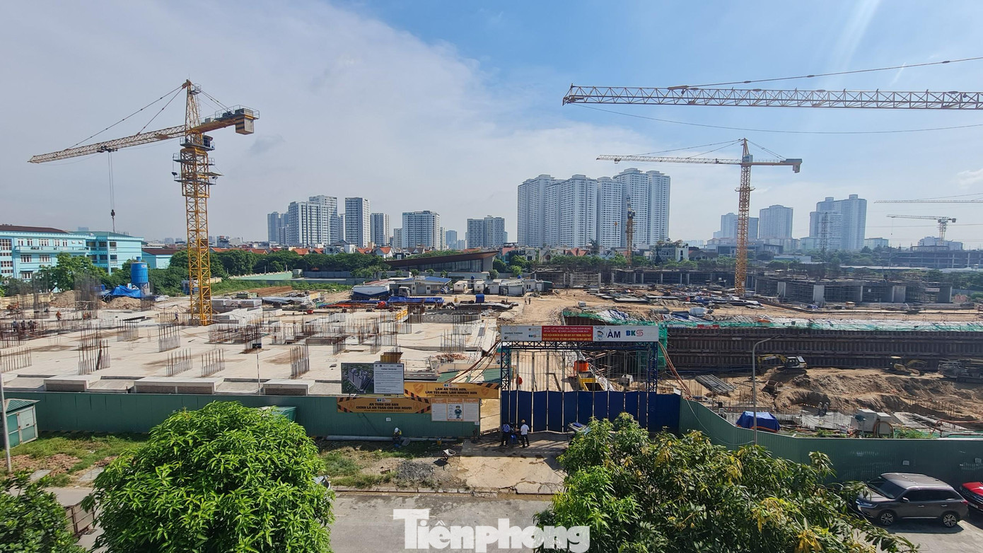 Các dự án nhà ở thương mại tại khu vực trung tâm của các đô thị hầu như không có căn hộ với mức giá dưới 25 triệu đồng/m2. Trong ảnh: Dự án chung cư tại khu Tây Nam Linh Đàm (Hoàng Liệt, Hoàng Mai, Hà Nội) đang mở bán với giá từ 40-45 triệu đồng/m2.