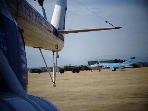 Su 22 được kéo ra điểm tập kết trên bãi để chuẩn bị cho đợt huấn luyện