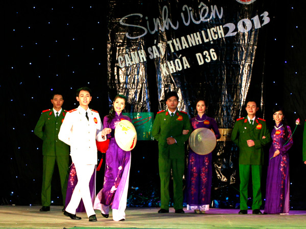 Tiếp đó, các thí sinh mang đến hình ảnh quen thuộc: áo dài với nữ; cảnh sát đối với nam. Mỗi tốp thí sinh thể hiện một chủ đề: Phố cổ Hà Nội, Cung đình Huế, Huyền thoại biển