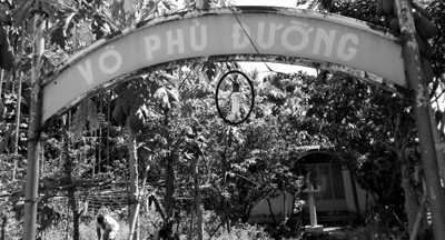 Đèn compact từ nhà ra ngõ ở khu phố 2. Đèn compact từ nhà ra ngõ ở khu phố 2