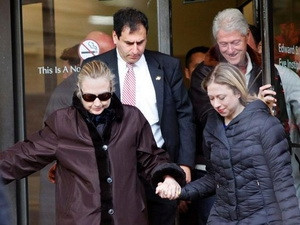 Bà Hillary rời viện cùng chồng là cựu tổng thống Bill Clinton và cô con gái Chelsea