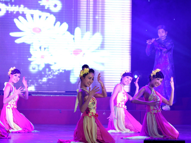 Nhiều màn múa trong chương trình