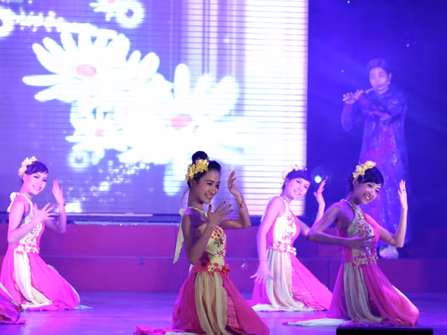 Nhiều màn múa trong chương trình