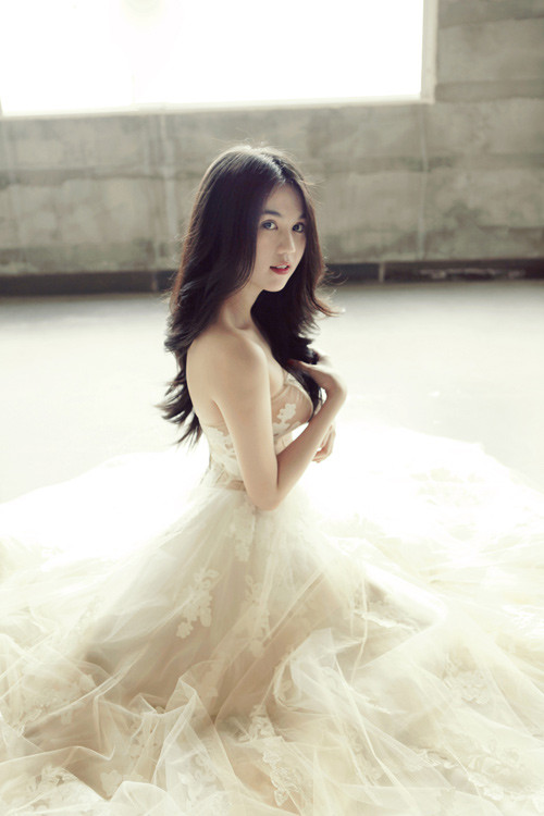 "Nữ hoàng nội y" vào vai cô dâu đầy mơ mộng, ngọt ngào.