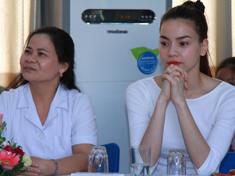 Hà Hồ chăm chú theo dõi các em nhỏ trong làng trẻ