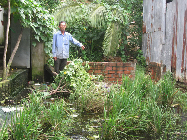 Ông Khương với mảnh đất cho mượn, nay đang đòi. Ảnh: Tuấn Anh