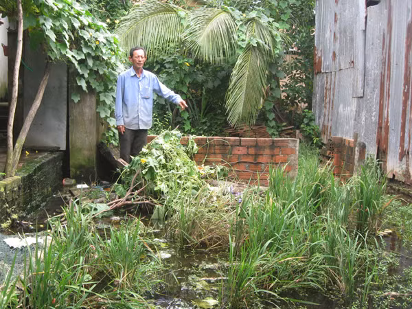Ông Khương với mảnh đất cho mượn, nay đang đòi. Ảnh: Tuấn Anh