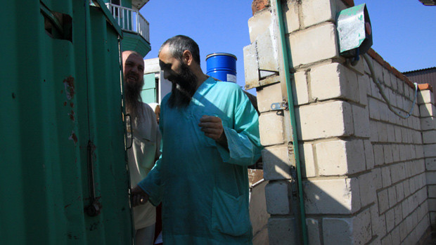 Những thành viên của giáo phái Hồi giáo này đã ngăn chặn cảnh sát khi cơ quan này tới đây giải thoát cho người bị giam. Những thành viên của giáo phái Hồi giáo này đã ngăn chặn cảnh sát khi cơ quan này tới đây giải thoát cho người bị giam