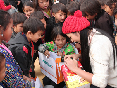 Ngọc Hân trong vòng vây các em nhỏ trong hành trình Tết An Bình 2013. Ngọc Hân trong vòng vây các em nhỏ trong hành trình Tết An Bình 2013