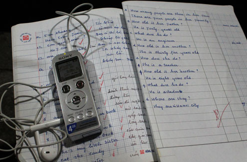 Hàng ngày ra bán xôi, bà cụ luôn mang theo máy ghi âm và vở ghi từ mới, làm bài tập. Bà bảo vừa bán hàng vừa tranh thủ nghe tiếng Anh để nhớ từ mới