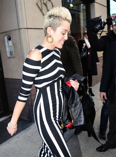 Sau khi tới xem buổi trình diễn này thì ngôi sao 9X ghé trụ sở của nhãn hiệu mỹ phẩm MAC. Sau khi tới xem buổi trình diễn này thì ngôi sao 9X ghé trụ sở của nhãn hiệu mỹ phẩm MAC